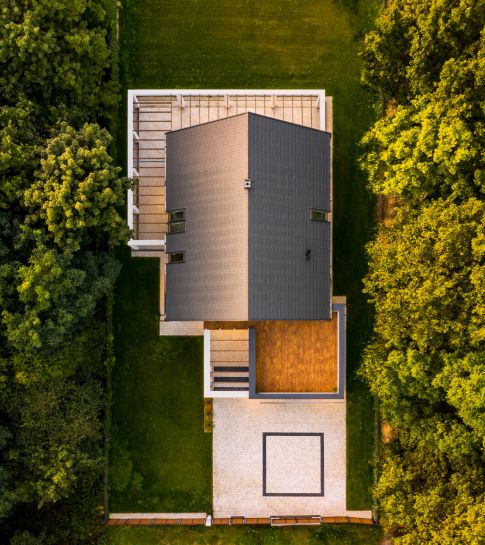 Photo aérienne d'une maison, prise par drone avant une rénovation